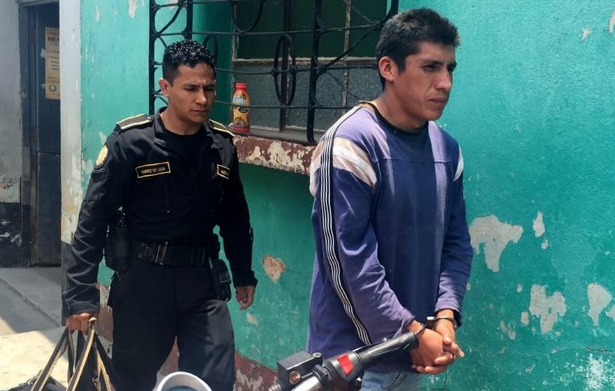 Gregorio Luis Tzoy Lux, 29, es capturado por agentes de la PNC en Santa Cruz del Quiché. (Foto Prensa Libre: Óscar Figueroa)