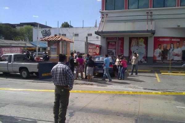 Un comerciante murió baleado luego que lo despojaron del dinero que había retirado de un banco en la zona 10. (Foto Prensa Libre: Omar Archila)<br _mce_bogus="1"/>
