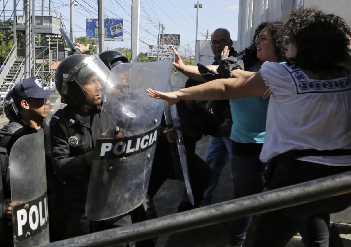 La agresión policial contra activistas de los derechos humanos y periodistas representan una nueva etapa de la represión del presidente Daniel Ortega. (Foto Prensa Libre: AFP)