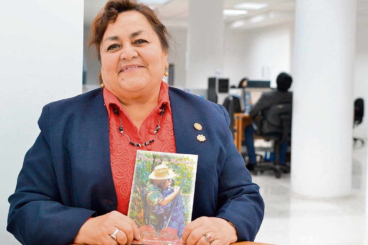 Azucena Castellanos es maestra de educación primaria, escritora, compositora y trabajadora social. (Foto Prensa Libre: Ángel Elías)