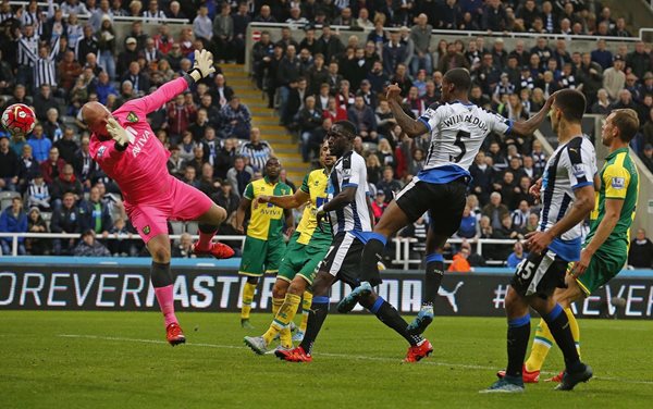 El Newcastle golea al Norwich City y abandona la zona baja de la Premier League de Inglaterra. (Foto Prensa Libre. AFP)