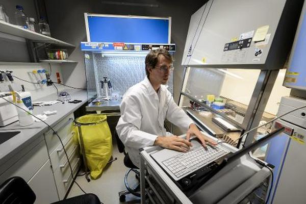Científicos buscan cómo mejorar al ser humano a base de tecnología (Foto Prensa Libre: AFP).