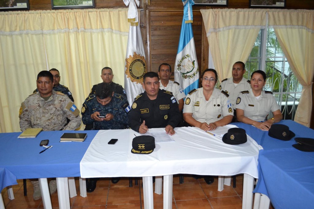 Autoridades de Izabal se reúnen para definir el plan de seguridad prenavideño. (Foto Prensa Libre: Edwin Perdomo)