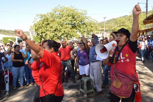 Salubristas manifiestan en Cuilapa, Santa Rosa, para exigir que se cumplan sus demandas. (Foto Prensa Libre: Oswaldo Cardona)