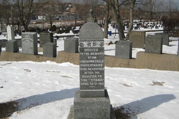 Lápida de un niño en el cementerio de Fairview Lawn, Halifax. De los 330 cuerpos, 150 están enterrados en tres cementerios de Halifax. (Foto Prensa Libre: AP)