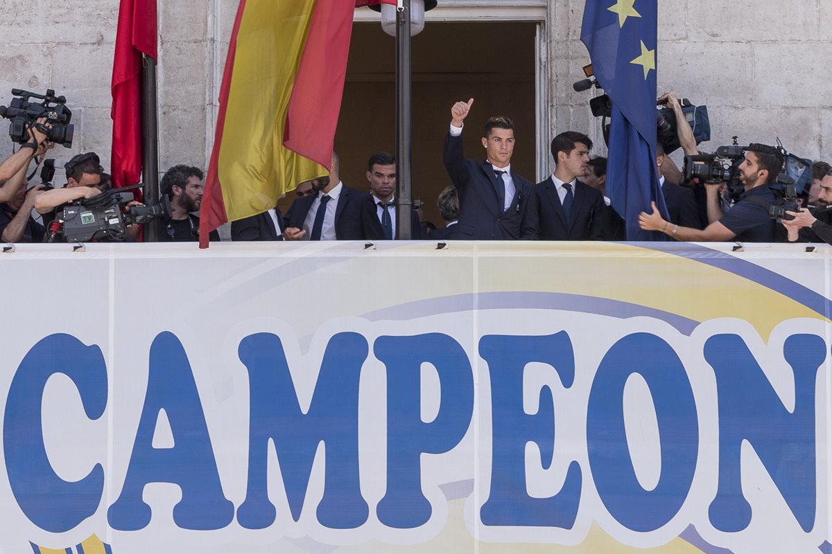 El portugués Cristiano Ronaldo saluda desde el balcón del Gobierno de Madrid. (Foto Prensa Libre: AFP)