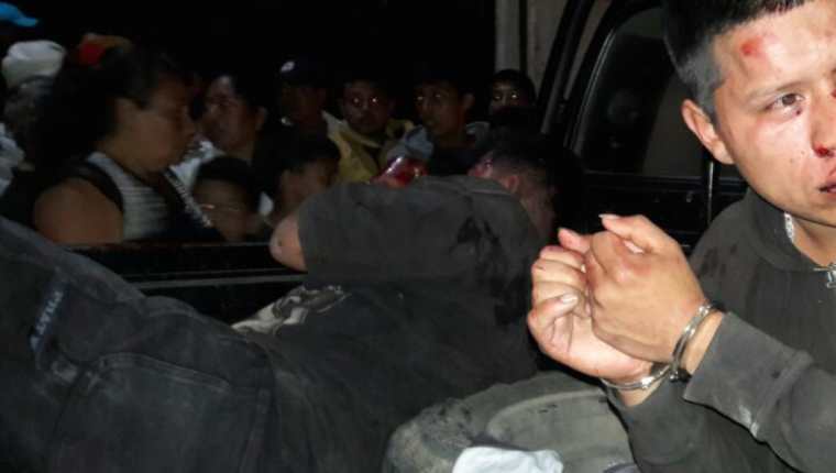 Los dos presuntos delincuentes capturados en la ciudad de Jalapa. (Foto Prensa Libre: Hugo Oliva).