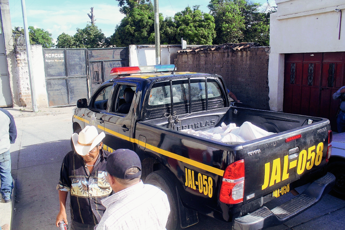 Autopatrulla de la PNC traslada los dos cadáveres a la morgue de Jalapa. (Foto Prensa Libre: Hugo Oliva)