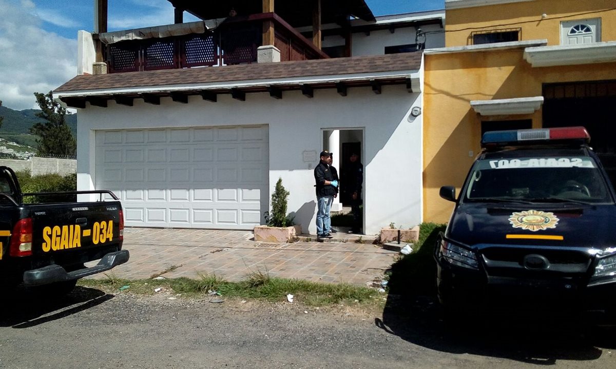 La policía localizó 144 paquetes de cocaína ocultos en un vehículo estacionado en la vivienda, en Ciudad San Cristóbal, zona 8 de Mixco. (Foto Prensa Libre: Érick Ávila)