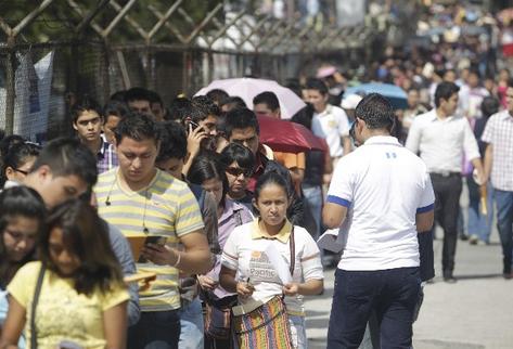 Miles de jóvenes acuden a las ferias  de empleo organizadas por el Ministerio de Trabajo, en búsqueda de una oportunidad laboral. (Foto Prensa Libre: Hemeroteca PL)