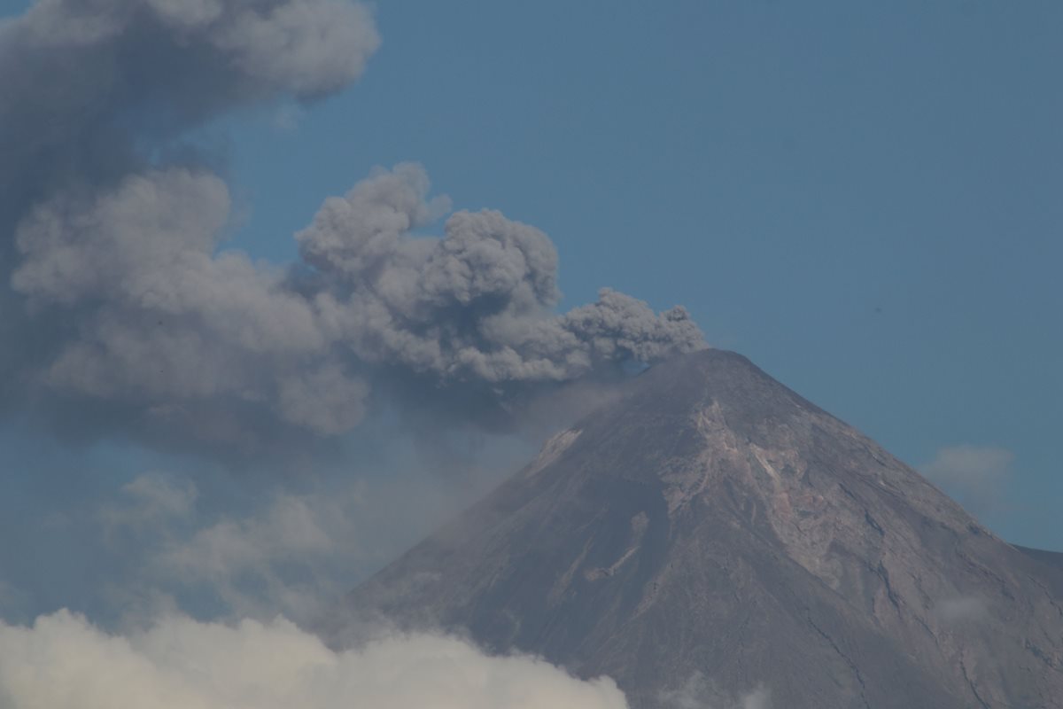 El Volcán de Fuego permanece en erupción, por lo que vecinos de áreas cercanas viven con temor. (Foto Prensa Libre: Carlos Paredes)