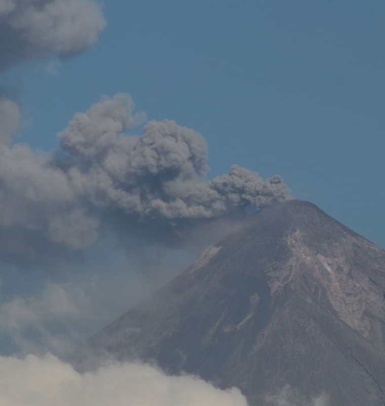 El Volcán de Fuego permanece en erupción, por lo que vecinos de áreas cercanas viven con temor. (Foto Prensa Libre: Carlos Paredes)