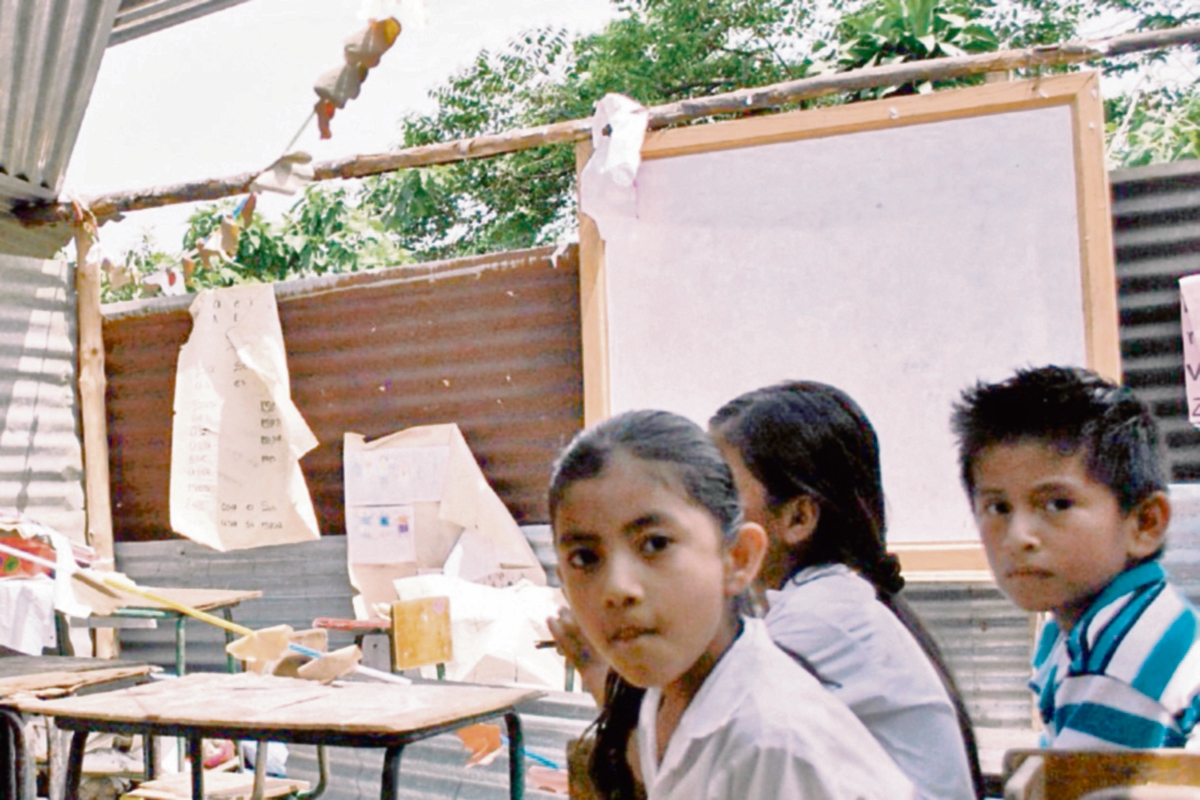 Luego de los terremotos en San Marcos, muchos niños aún reciben clases en salones comunales u otros espacios, según la PDH.