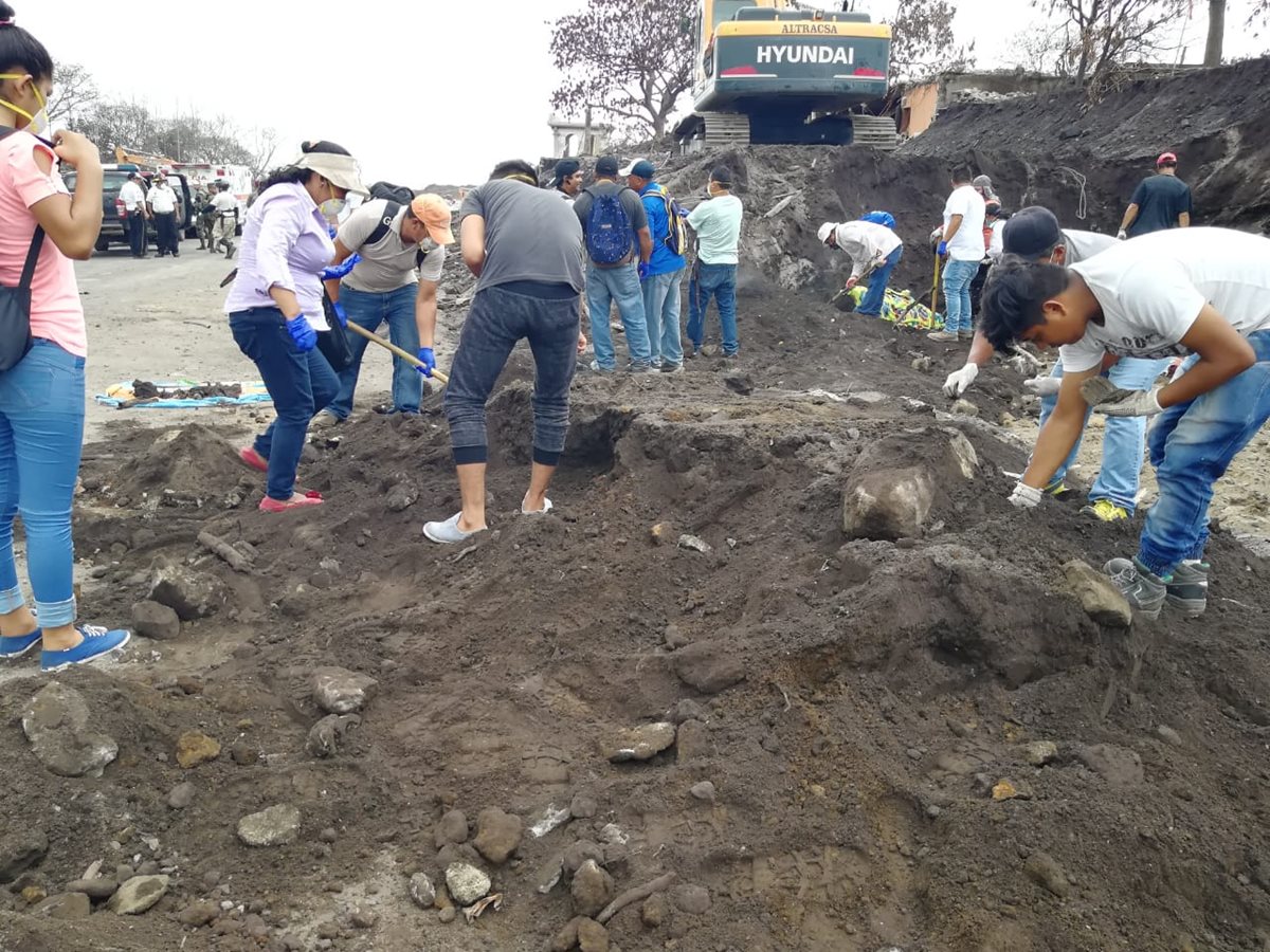 Sobrevivientes de la tragedia buscan restos humanos en la zona cero en San Miguel Los Lotes. (Foto Prensa Libre: Enrique Paredes).