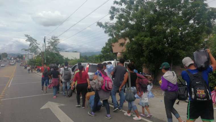 Cientos de hondureños transitan en Guatemala en su sueño por ingresar a EE. UU. de forma ilegal. (Foto Prensa Libre: Érick Ávila)