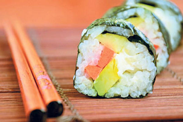 El sushi es uno de los platillos con algas más famosos de Japón, ya que es saludable y delicioso.  (Foto Prensa Libre: Archivo)