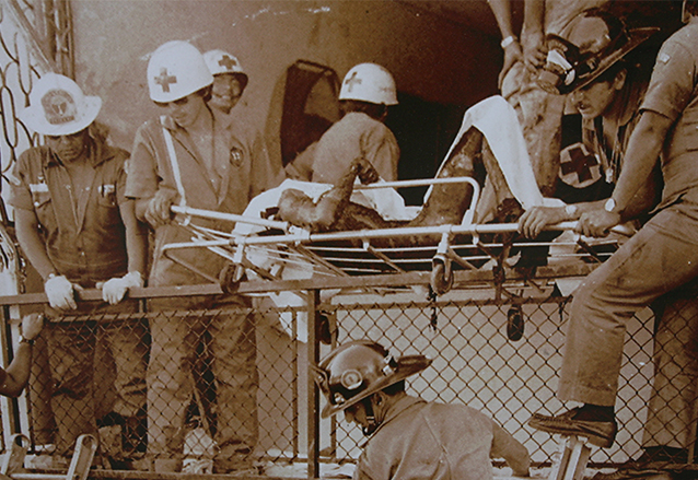 Elementos de los cuerpos de socorro proceden a retirar los restos carbonizados de las víctimas del incendio de la embajada de España en Guatemala el 31 de enero de 1980. (Foto: Hemeroteca PL)