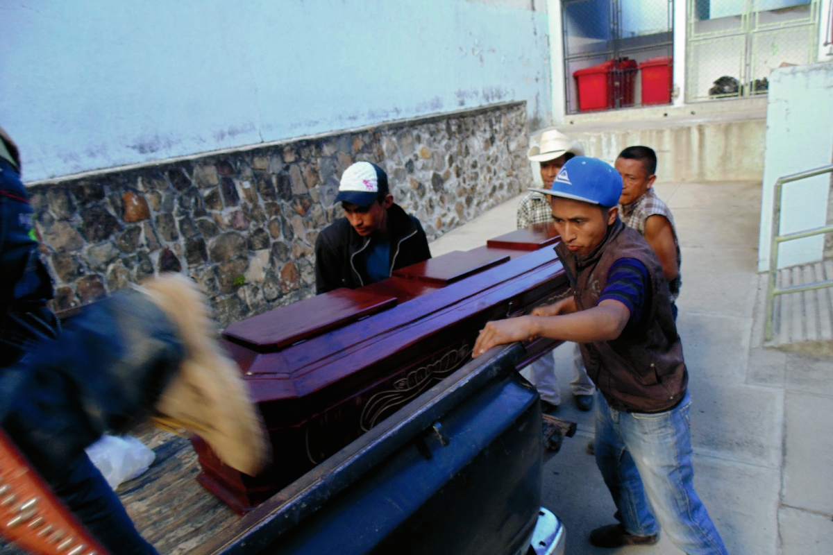 Familiares retiran  el cadáver de Maximino Cruz de la morgue de la ciudad de Jalapa. (Foto Prensa Libre: Hugo Oliva)