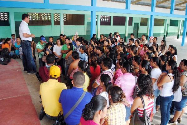Reunión de maestros municipales, quienes   atendían a siete mil 500 estudiantes en  85 comunidades.