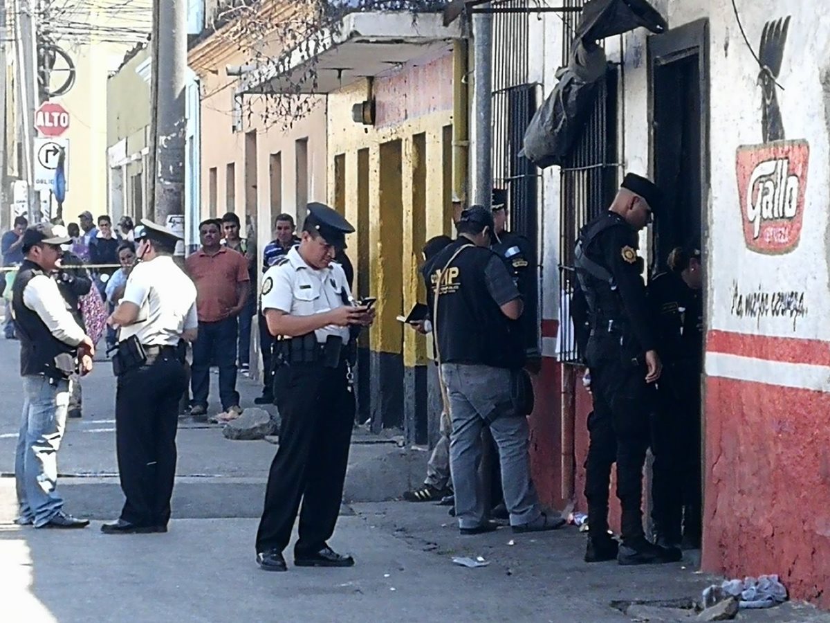 Dos hombres murieron baleados en una venta de licor de la zona 1 capitalina. (Foto Prensa Libre: Estuardo Paredes)