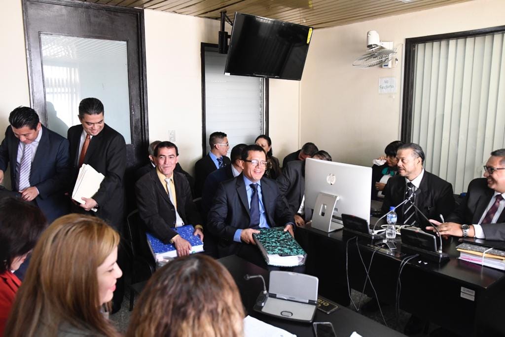 Los diputados junto con sus abogados comparecieron a las 8:30 horas en el Juzgado Quinto Penal. (Foto Prensa Libre: Erick Avila)