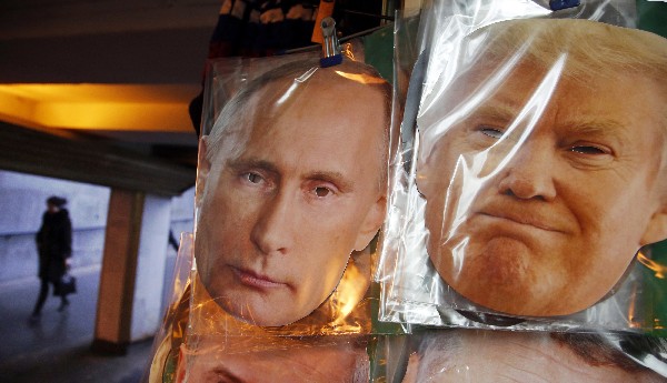 Máscaras de Vladimir Putin yDonald Trump son vendidas en San Petersburgo, Rusia.(Foto Prensa Libre: AP).