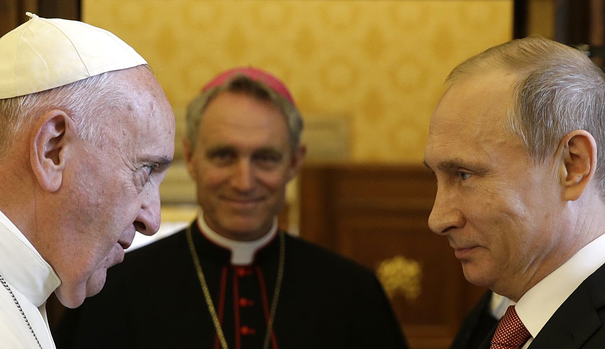 <em>El papa Francisco -izq.- conversa con Putin durante su encuentro en el Vaticano. (Foto Prensa Libre: AP).</em>