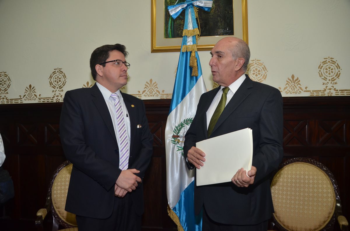 El Ministro de Finanzas, Julio Héctor Estrada, entrega al presidente del Congreso, Mario Taracena, la propuesta de reforma fiscal del Ejecutivo. (Foto Prensa Libre: Hemeroteca PL)