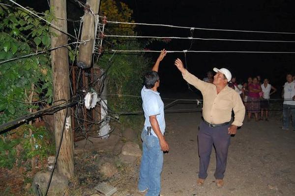 Varios vecinos de Coatepeque, Quetzaltenango, se quejaron por la falta de atención de la distribuidora eléctrica porque no han reparado el daño en el poste eléctrico que desde el viernes prendió en llamas y se partió a la mitad. (Foto Prensa Libre: Alexander Coyoy).<br _mce_bogus="1"/>