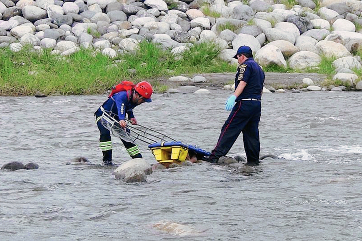 Socorristas rescatan cuerpo de hombre en el río Nahualate, San Miguel Panán, Suchitepéquez. (Foto Prensa Libre: Omar Méndez)