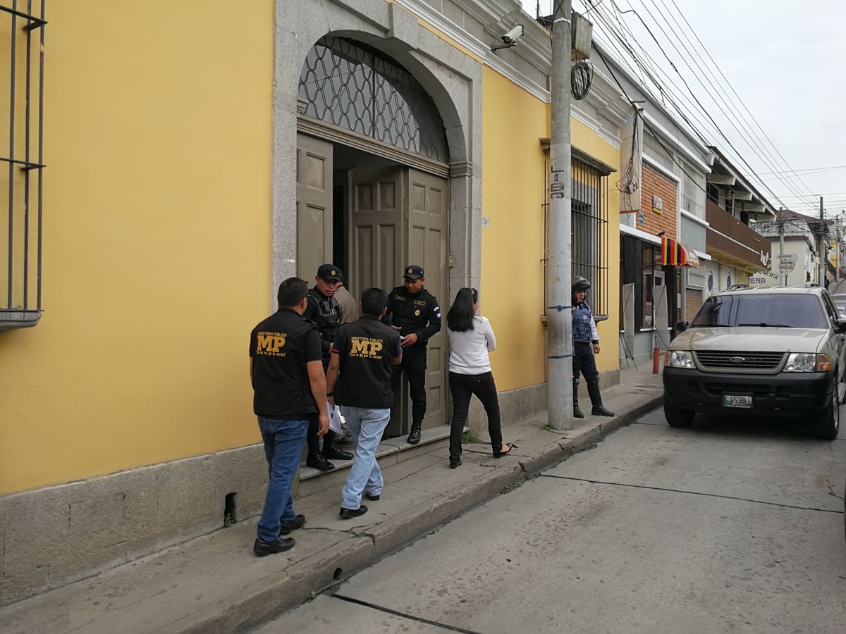 El 2 de octubre se registró el robo de Q5 mil en efectivo, computadoras y otros artículos de la Academia IGA, zona 1. (Foto Prensa Libre: Fred Rivera)