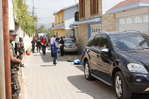 Autoridades buscan evidencias de crimen contra adolescente en la zona 3 de Chimaltenango. (Foto Prensa Libre: Víctor Chamalé)