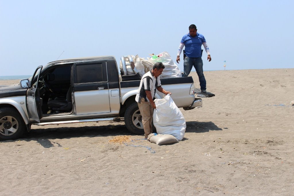 Empleados municipales retiran costales con basura de la playa de Ocós, San Marcos. (Foto Prensa Libre: Whitmer Barrera)