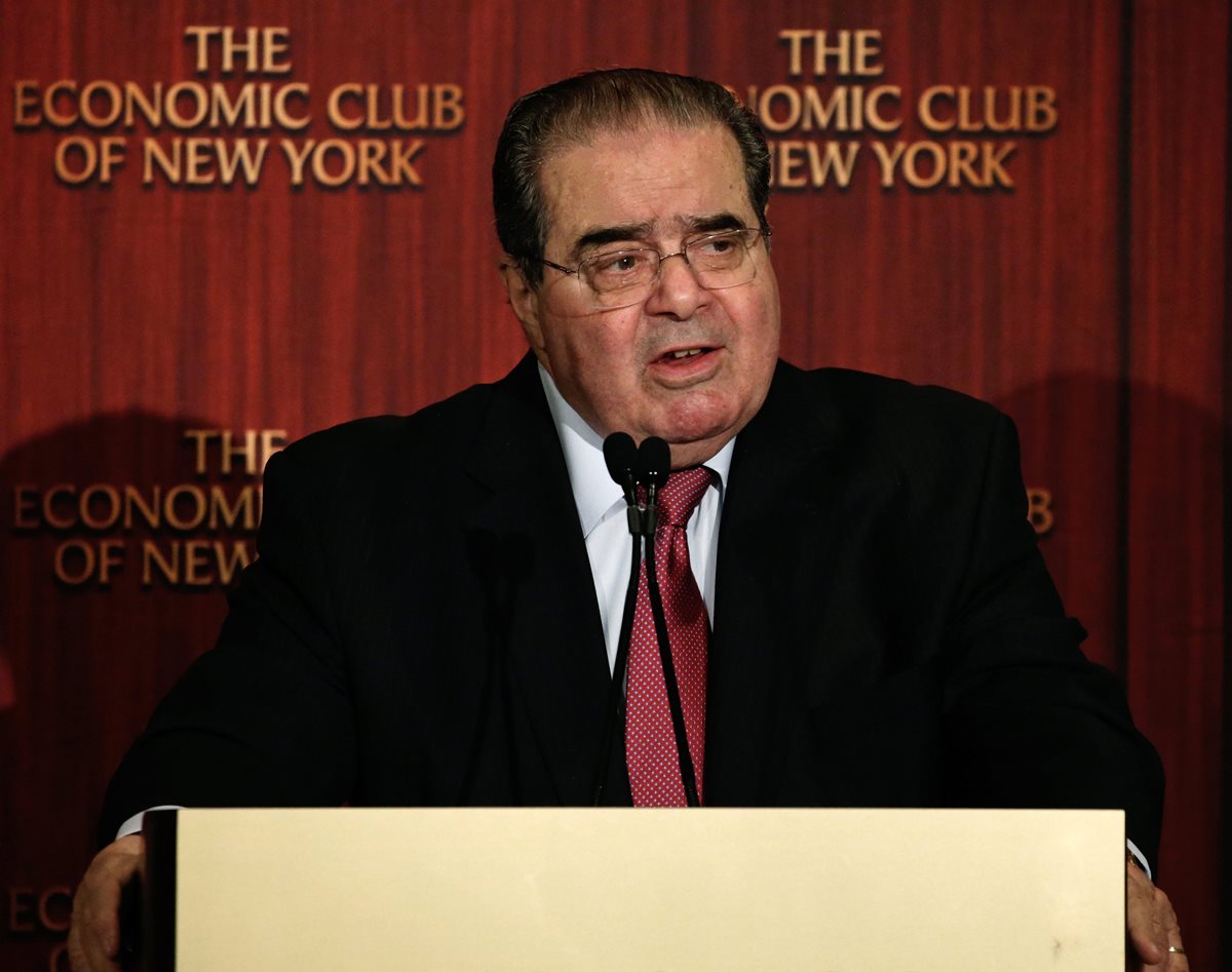Foto de archivo que muestra al juez Antonin Scalia mientras habla en un foro económico de Nueva York. (Foto Prensa Libre: EFE).