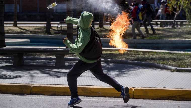 Las protestas contra el gobierno de Maduro no dan tregua en Venezuela. (Foto Prensa Libre: EFE)