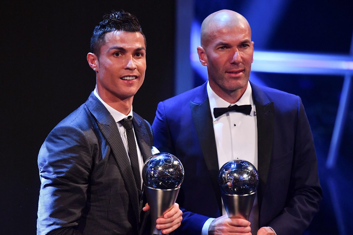 En octubre del 2017, Zinedine Zidane recibió el trofeo como el mejor entrenador junto a CR7 como el mejor jugador. (Foto Prensa Libre: AFP)