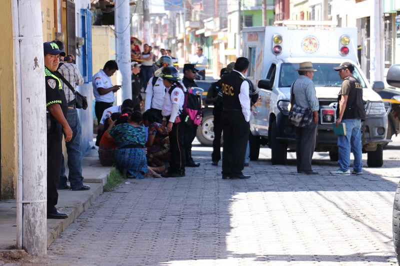 Scorristas atienden a familiares de una de las víctimas de ataque armado, puer resultaron con crisis nerviosa. (Foto Prensa Libre)