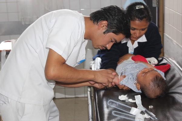 Un menor  con  neumonía  es atendido en el hospital  de Chimaltenango.