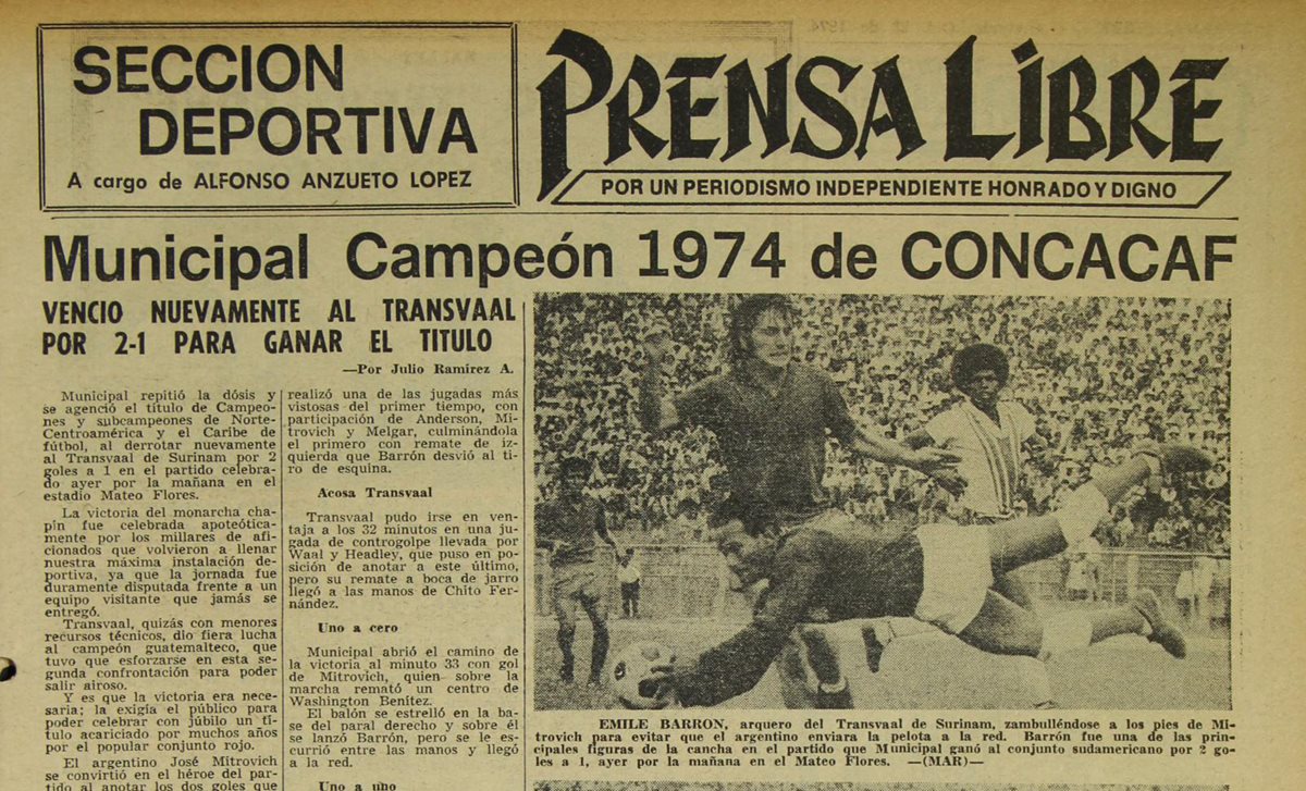 El 27/10/1974 Emile Barrón evita que el argentino Mitrovich de municipal anote el gol. (Foto: Hemeroreca PL)