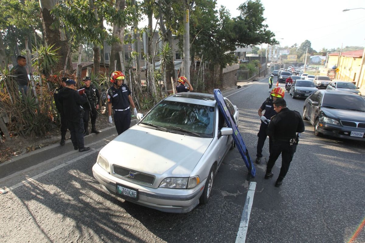Un hombre murió y su hijo resultó con heridas de bala en la zona 13 capitalina. (Foto Prensa Libre: Erick Ávila)