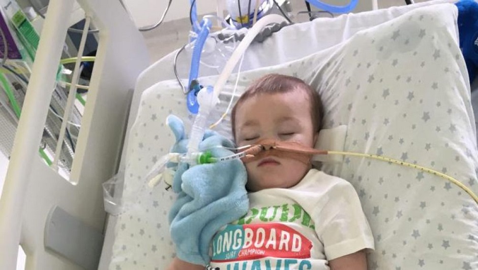 El niño británico Alfie Evans, de 23 meses de edad, sufría de una enfermedad degenerativa. (Foto Prensa Libre: EFE)