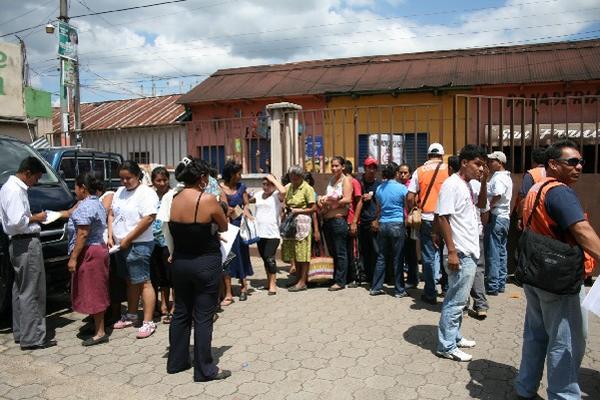 damnificados de Cuilapa llegan a la Gobernación Departamental, para pedir ayuda.
