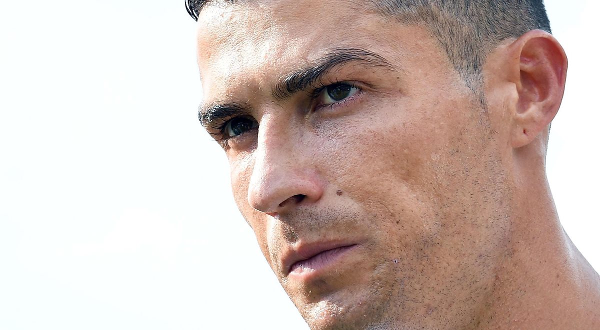 Cristiano Ronaldo se mostró contento y concentrado durante su debut con la Juventus. (Foto Prensa Libre: EFE)