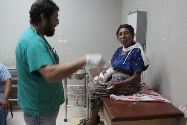 El médico Otto  Estrada atiende a una  paciente en Hospital  Nacional de Salamá, Baja Verapaz,   quien   tuvo que comprar  yeso y gasas para ser atendida.