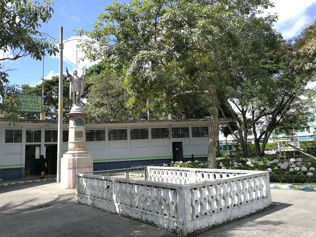 La biblioteca inaugurada durante la gestión de Juan José Arévalo Bermejo, continúa en uso. (Foto Prensa Libre: José Luis Escobar).