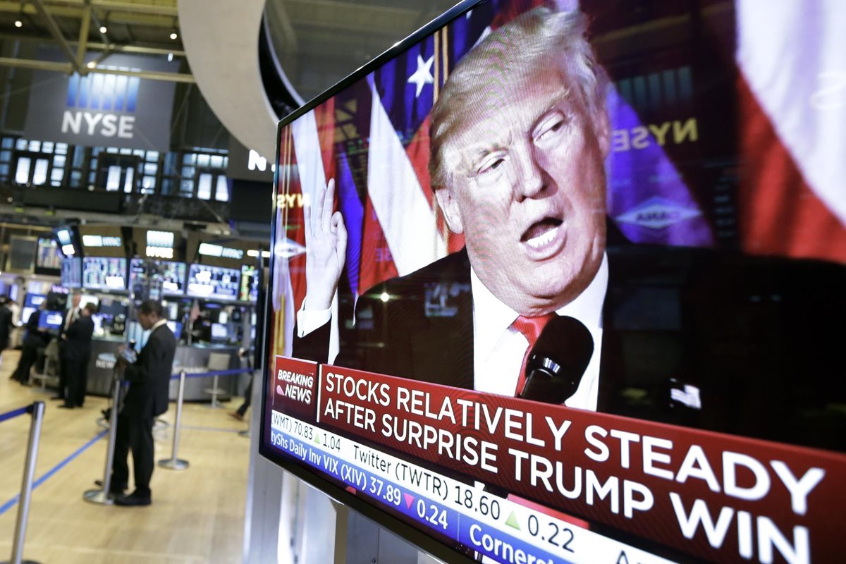 Una imagen del presidente electo Donald Trump apareciendo en una pantalla de televisión en la Bolsa de Nueva York el miércoles 9 de noviembre de 2016. (Foto Prensa Libre: AP