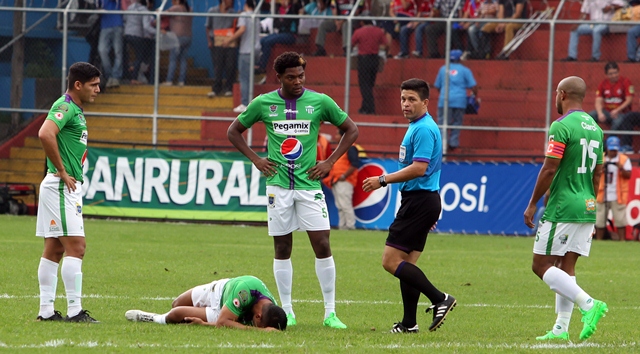 Momento de la lesión de Alejandro Galindo en El Trébol. (Foto Prensa Libre: Edwin Fajardo)