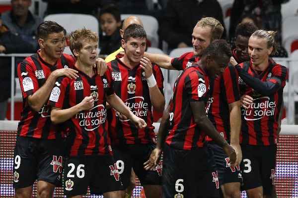 Los jugadores del Niza festejan en el contundente triunfo sobre el Lyon. (Foto Prensa Libre: AFP)