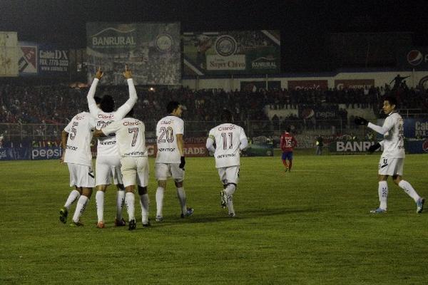 Carlos Kamiani Félix celebra tras el gol de la Usac ante Xelajú. (Foto Prensa Libre: Hugo Oliva)