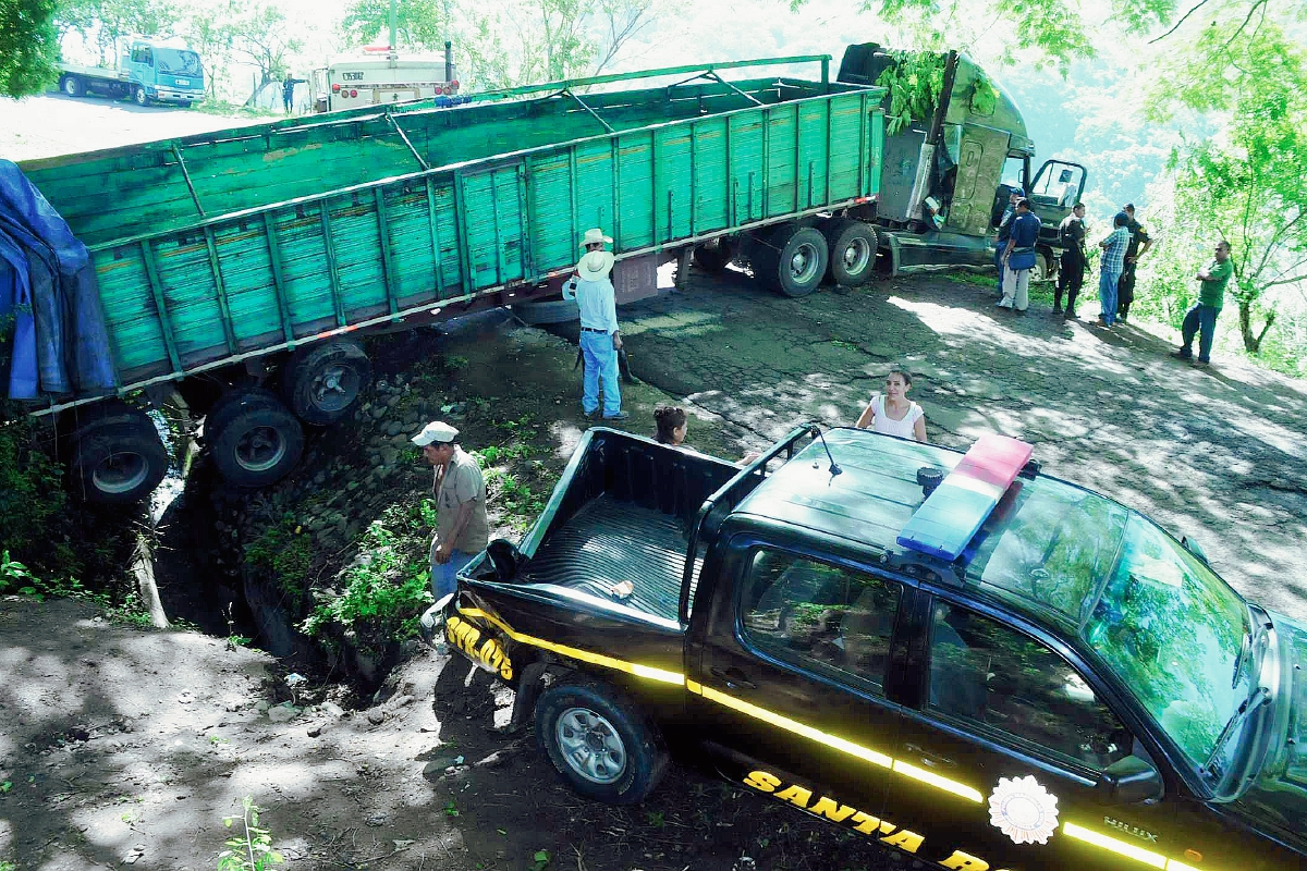 El tráiler robado quedó cruzado en el km 73 de Cuilapa, Santa Rosa. (Foto Prensa Libre: Oswaldo Cardona)